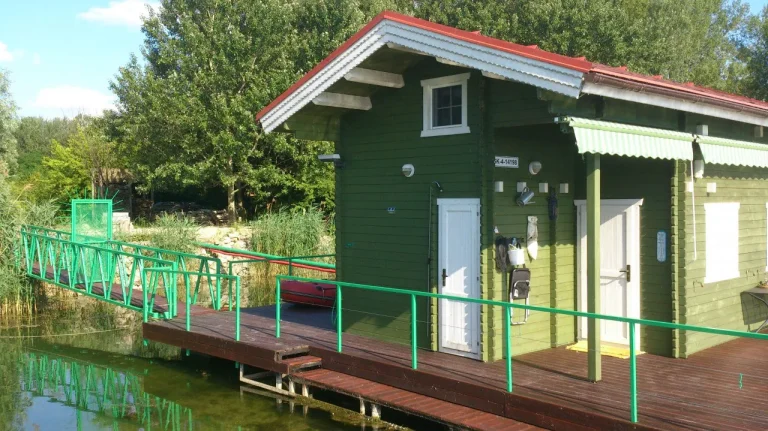 Houseboat - House on the water. A house on the water, or in other words a houseboat, is an example of how you can live close to nature. Here you can find inspiration, or a few examples of houseboats where we were involved in design work, possibly as technical supervision.