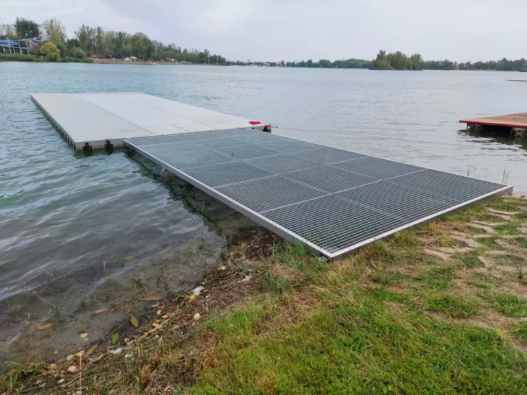 Uchytenie nerezovej lávky k pontónu. Modulárne pontóny, ktoré ponúkame v našom eshope lodeaclny.sk, si môžete poskladať aj vy sami do ľubovolného tvaru.