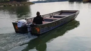 Hliníková pramica 6,5x2,5m. Pramica bola navrhnutá tak, aby spĺňala potreby zákazníka. Je priestranná, na jej rozmery je pomerné ľahká kvôli tomu, že je zváraná z hliníkového plechu hrúbky 3 mm a má dobrý vztlak resp. malý odpor vo vode.