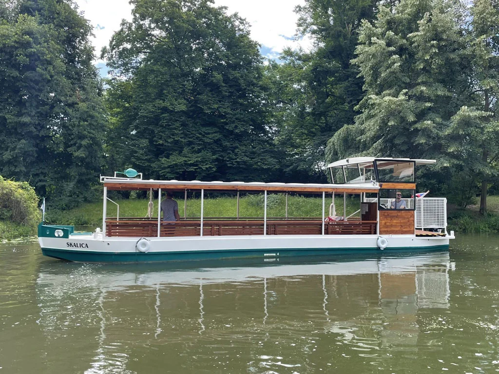 Realizácia lodí a člnov, Oceľová loď 11,5m. Oceľová loď 11,5m. Oceľovú lod, ktorú naša spoločnosť vyrobila v minulosti pre účeli plávajúcej expozície, zmenila majiteľa. Nový majiteľ chcel zmeniť funkčnosť lode na základe čoho sa vykonala rekonštrukcia. Rekonštrukcia spočívala v odstránení starého vybavenia, predĺženie zadnej časti lode, kompletné prerobenie strechy a následné opieskovanie a nové nátery. Prerobenie sa týkalo aj kormidelni, kde sa prerábal systém okien a nahrádzal novými oknami, vyrobenými na mieru. Sanačné práce sa týkali odstránení vnútorného bočného aj stropného obloženia, izolácie paluby, palubných dosiek, elektroinštalácie. Takto pripravená lod bola prepravená zákazníkovi, ktorý si na nej robil ďalšie práce.